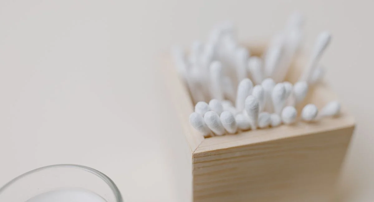 Le bouton de fievre et l’huile essentielle, un geste possible mais rarement “direct”