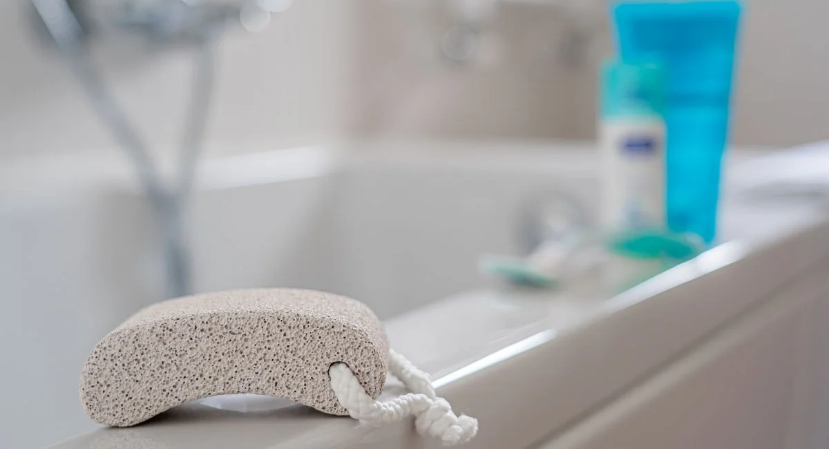 La méthode douce pour enlever la corne des pieds sans déclencher l’effet inverse