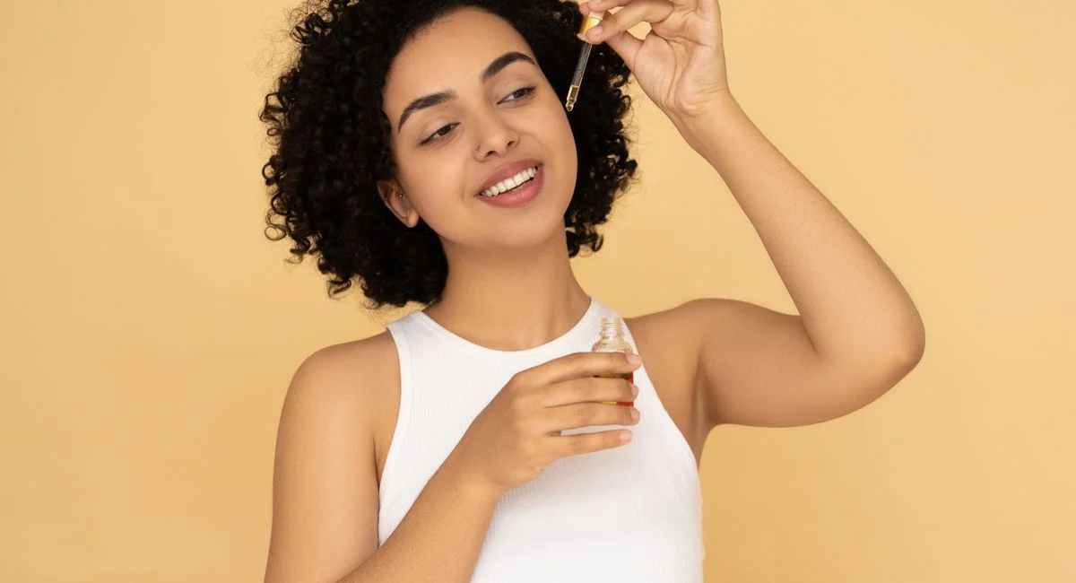 L’huile de ricin sur les cheveux selon votre texture, pas selon la promesse de “pousse”