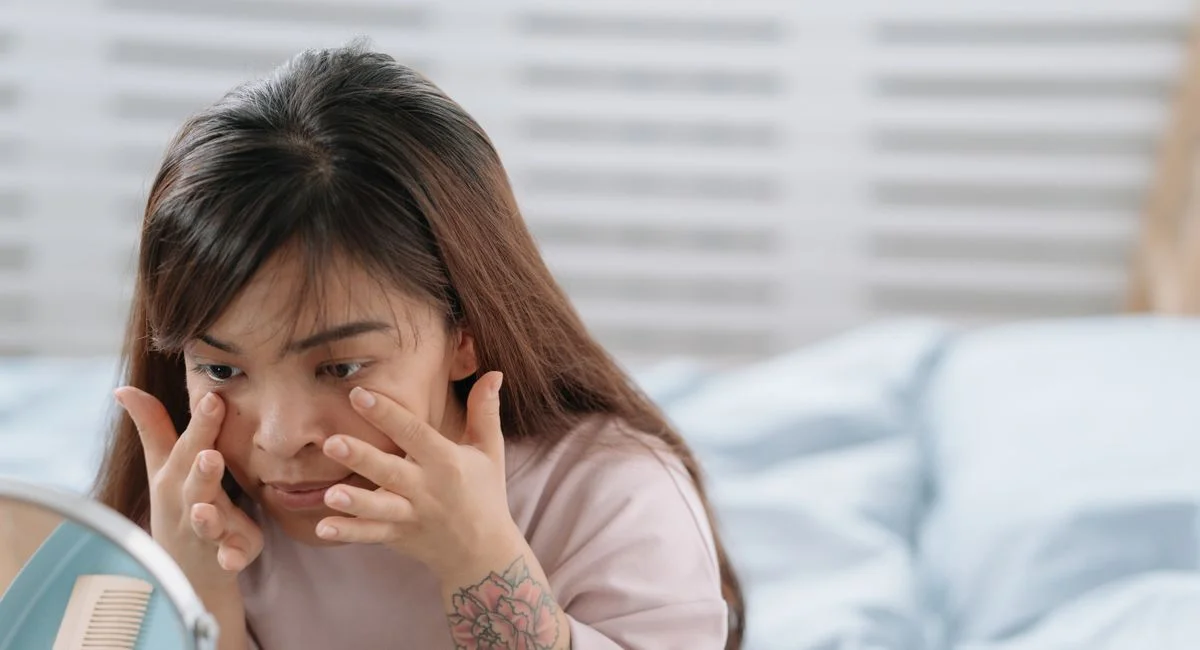 Les cerne sous les yeux et le bon réflexe selon la couleur, le creux et la fatigue