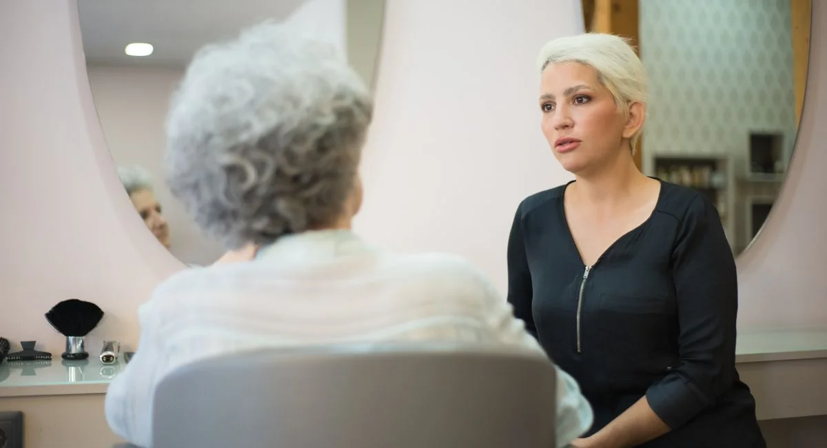 La méthode réaliste pour teindre les cheveux en blanc sans ruiner la fibre