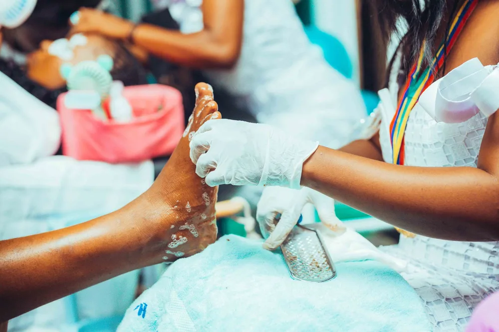 Gommage pieds maison : adoptez le bon geste