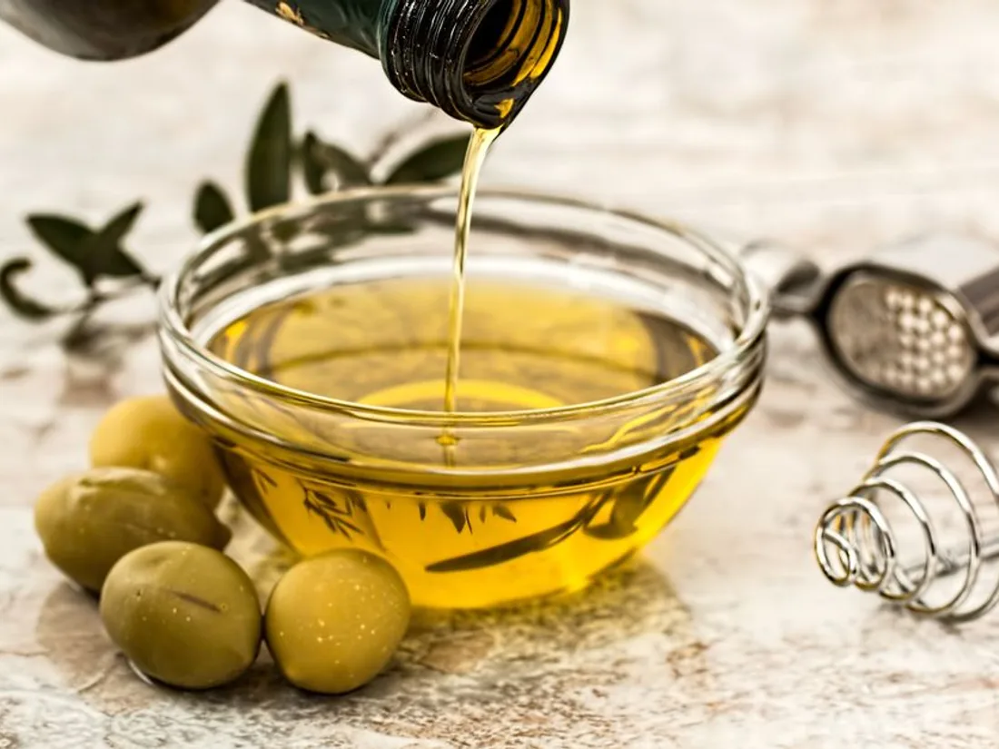 Une huile d’olive versée dans un petit bol