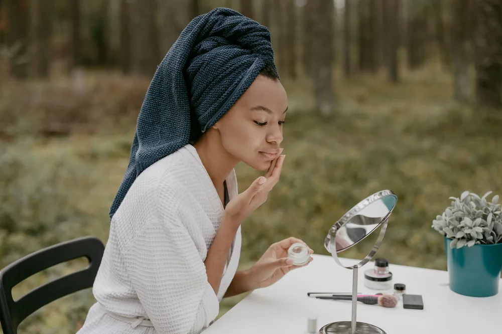 Masques maison : un moment de douceur pour les peaux matures